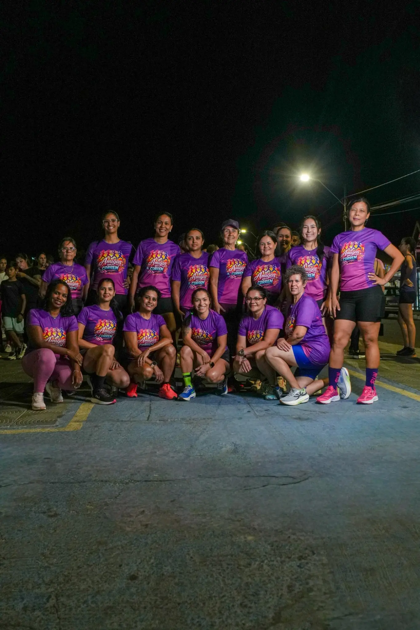 Integrantes do grupo Amigas que Correm reunidas à noite com os Miranteiros