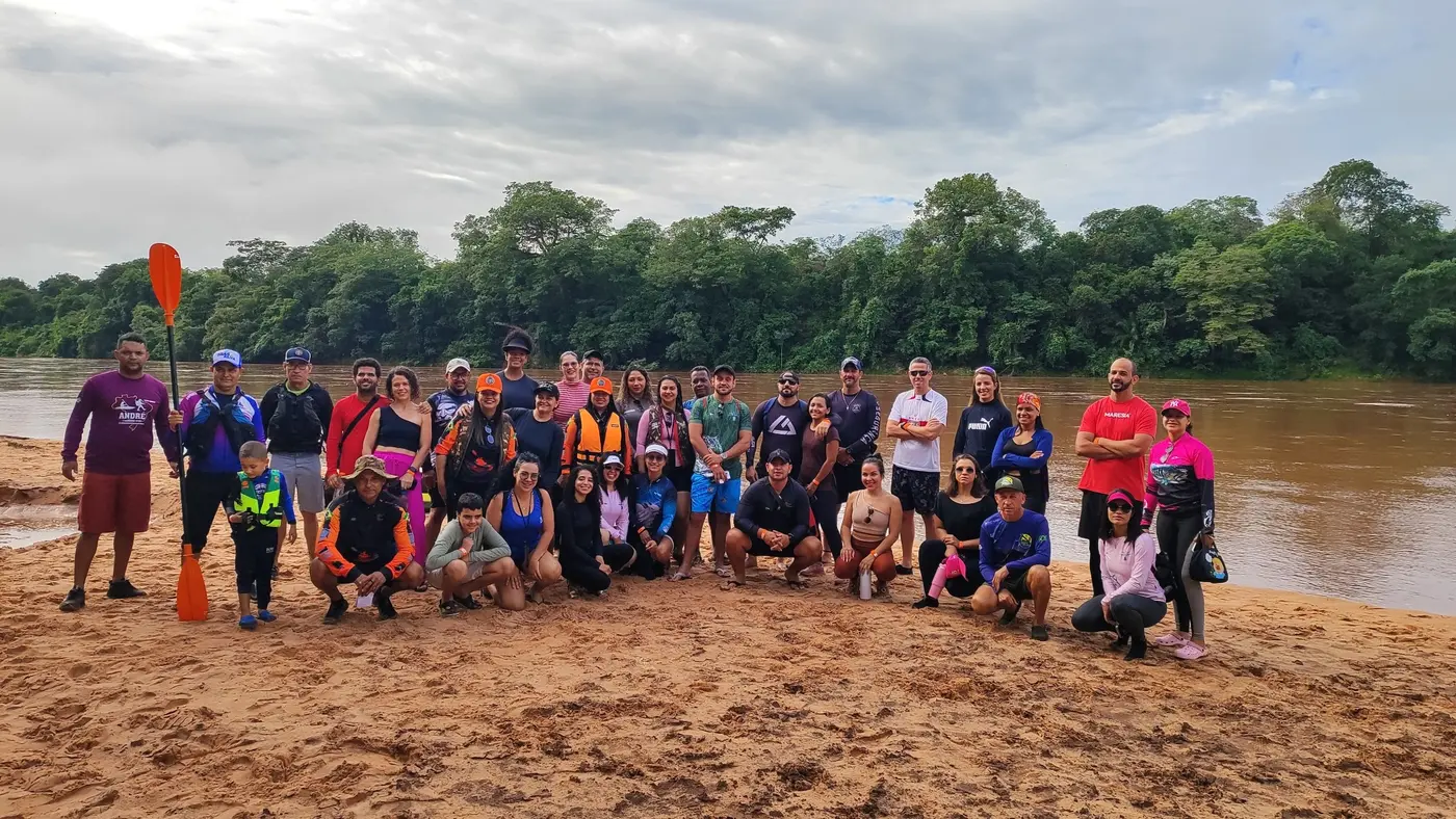 Grupo dos Miranteiros reunido às margens do Rio Araguaia depois de uma atividade