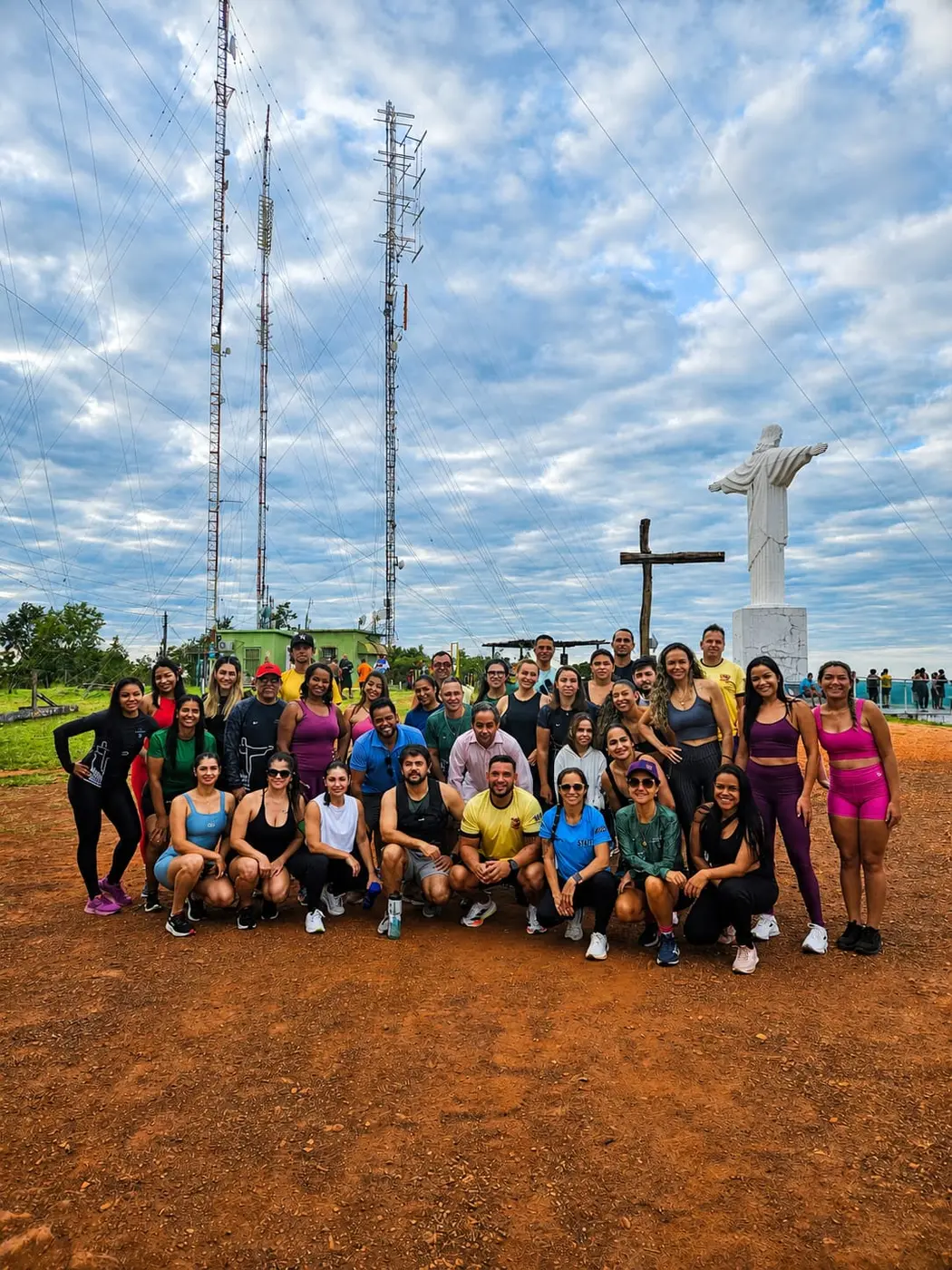 Grupo dos Miranteiros reunido diante do Cristo no alto do mirante
