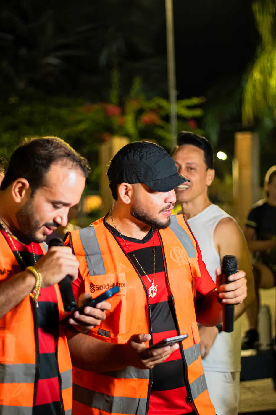 Equipe de staff dos Miranteiros com coletes refletivos durante as orientações antes da corrida