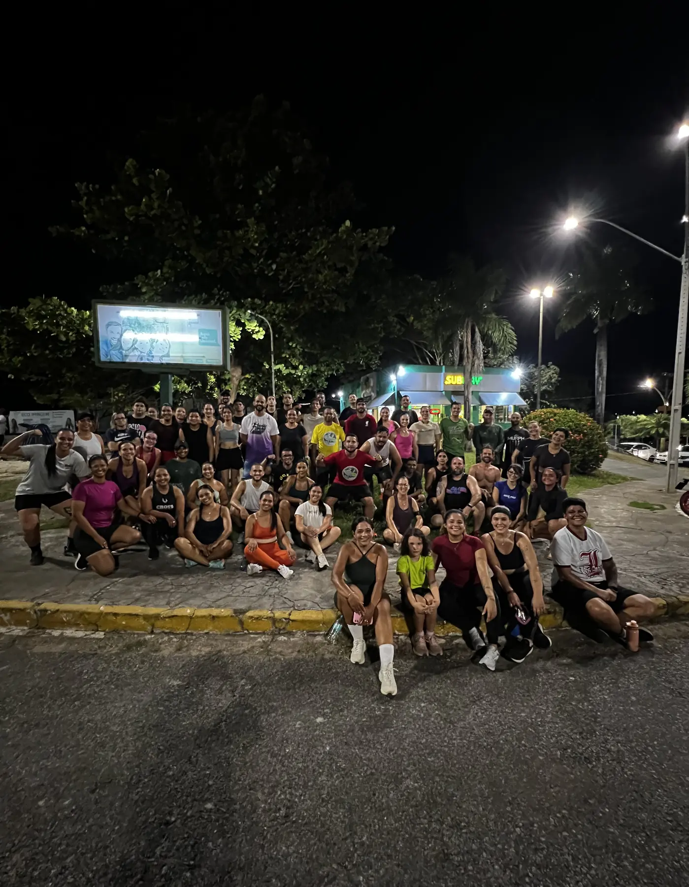 Participantes dos Miranteiros reunidos à noite depois do treino