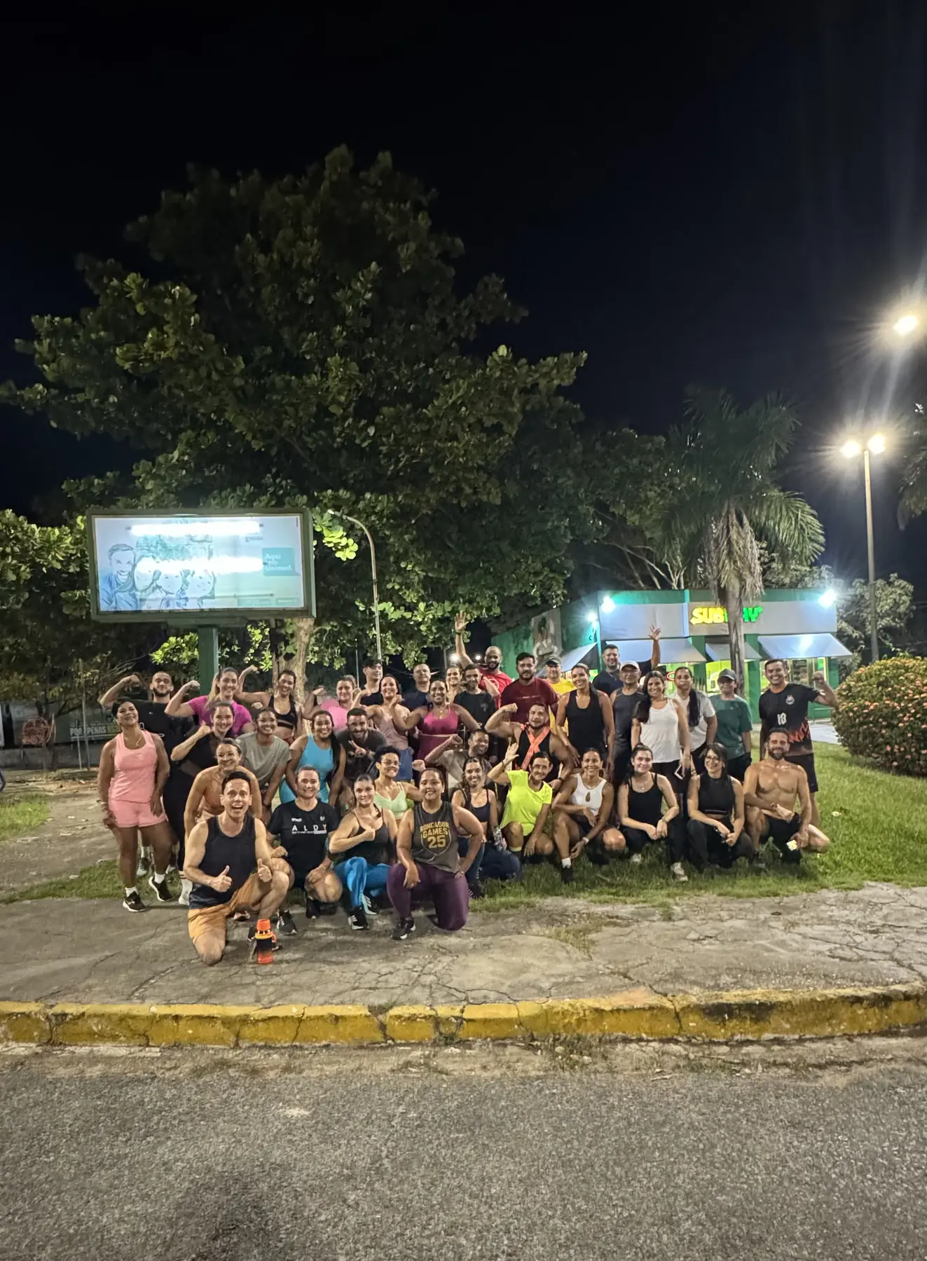 Participantes dos Miranteiros celebrando juntos depois do treino noturno