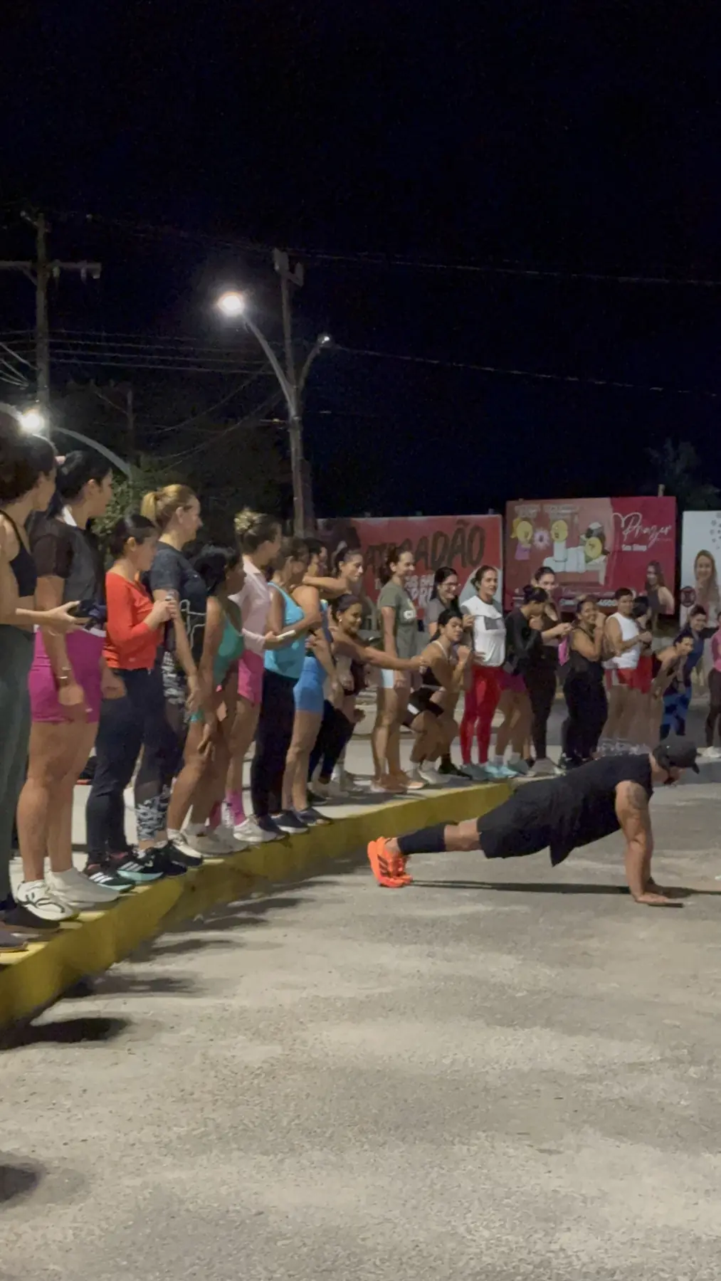 Participantes dos Miranteiros fazendo exercícios durante o aquecimento noturno