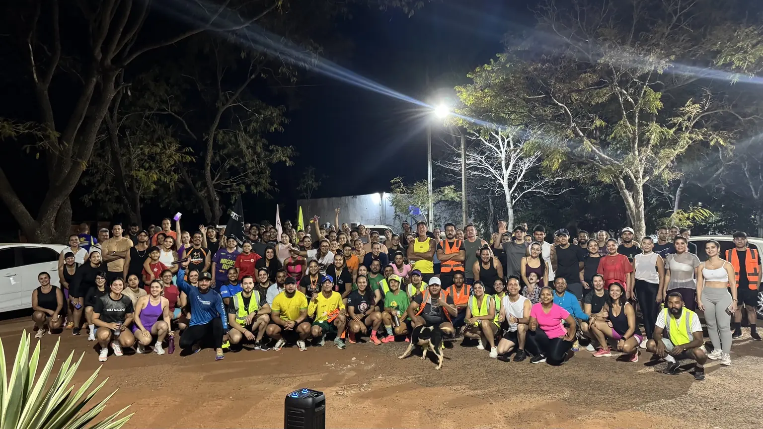 Grande grupo dos Miranteiros reunido depois de um treino noturno