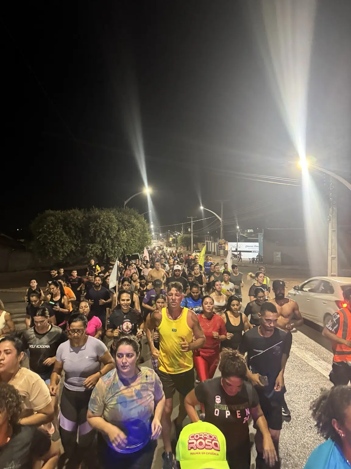 Grande grupo dos Miranteiros ocupando a rua durante uma corrida noturna