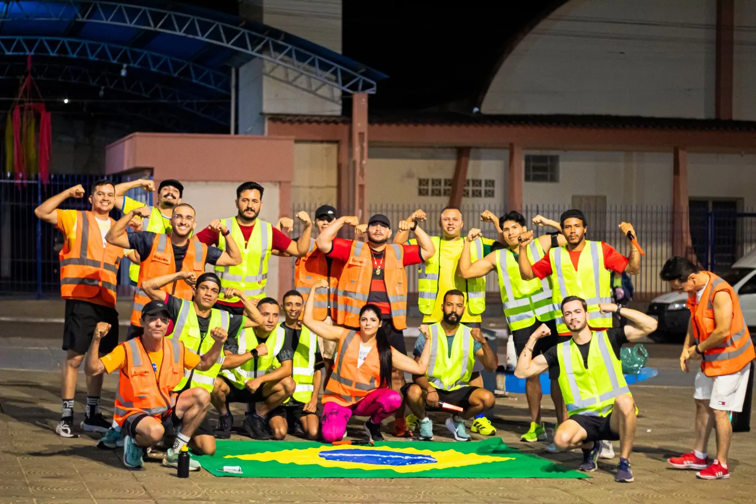 Equipe de staff e batedores dos Miranteiros reunida com coletes refletivos